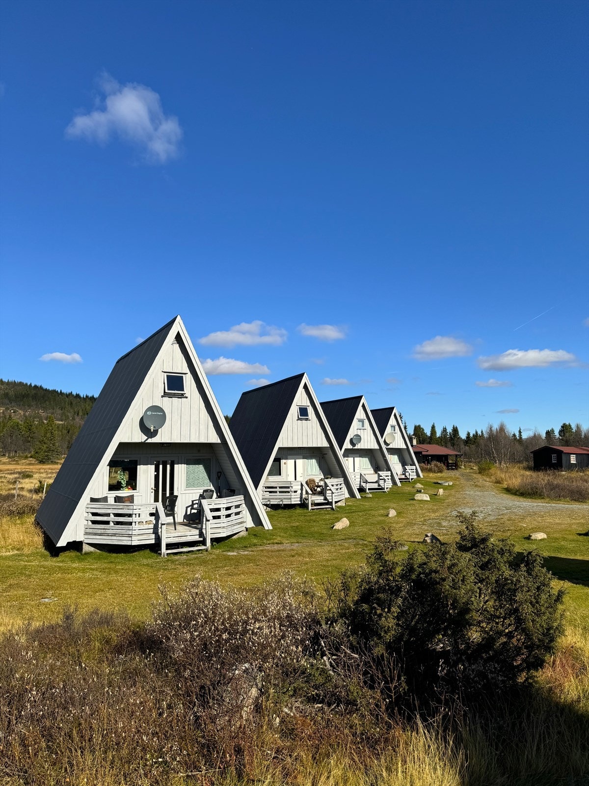 Arealeffektiv hytte over to plan med entré, stue/kjøkken, bad og to soverom. Galleribilde