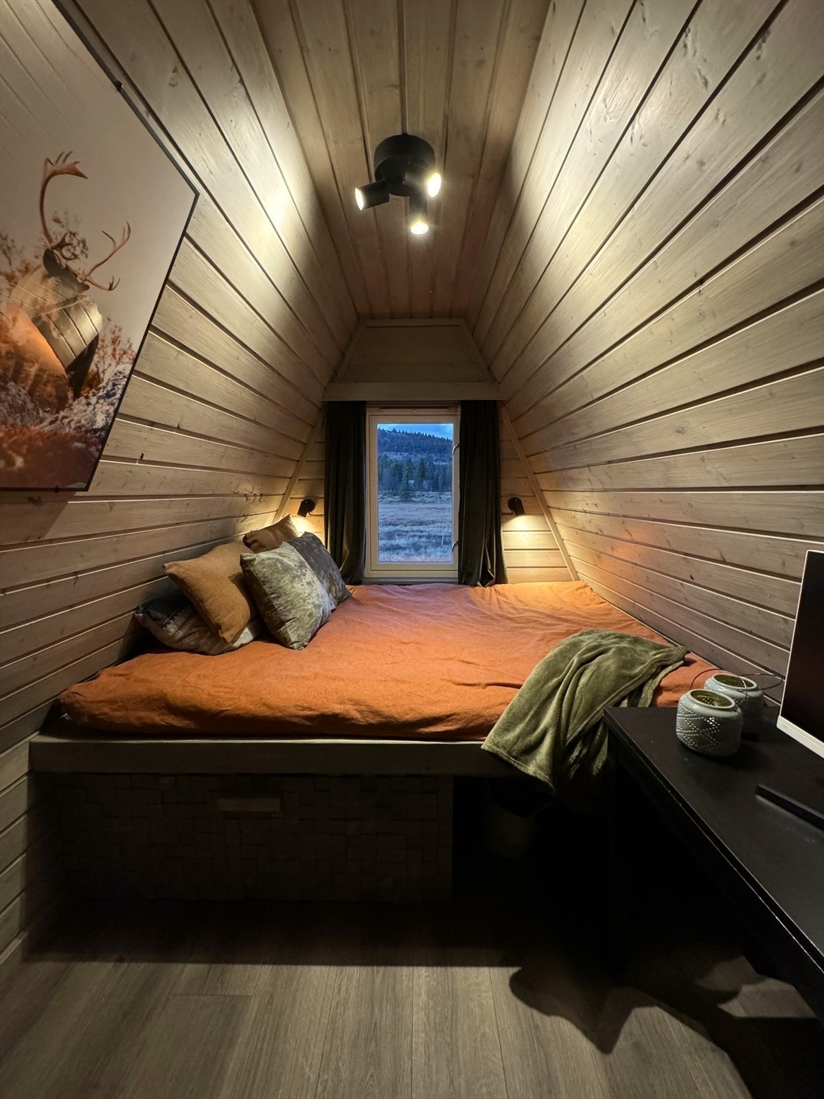 Soverom 1 med plassbygd dobbeltseng. Galleribilde