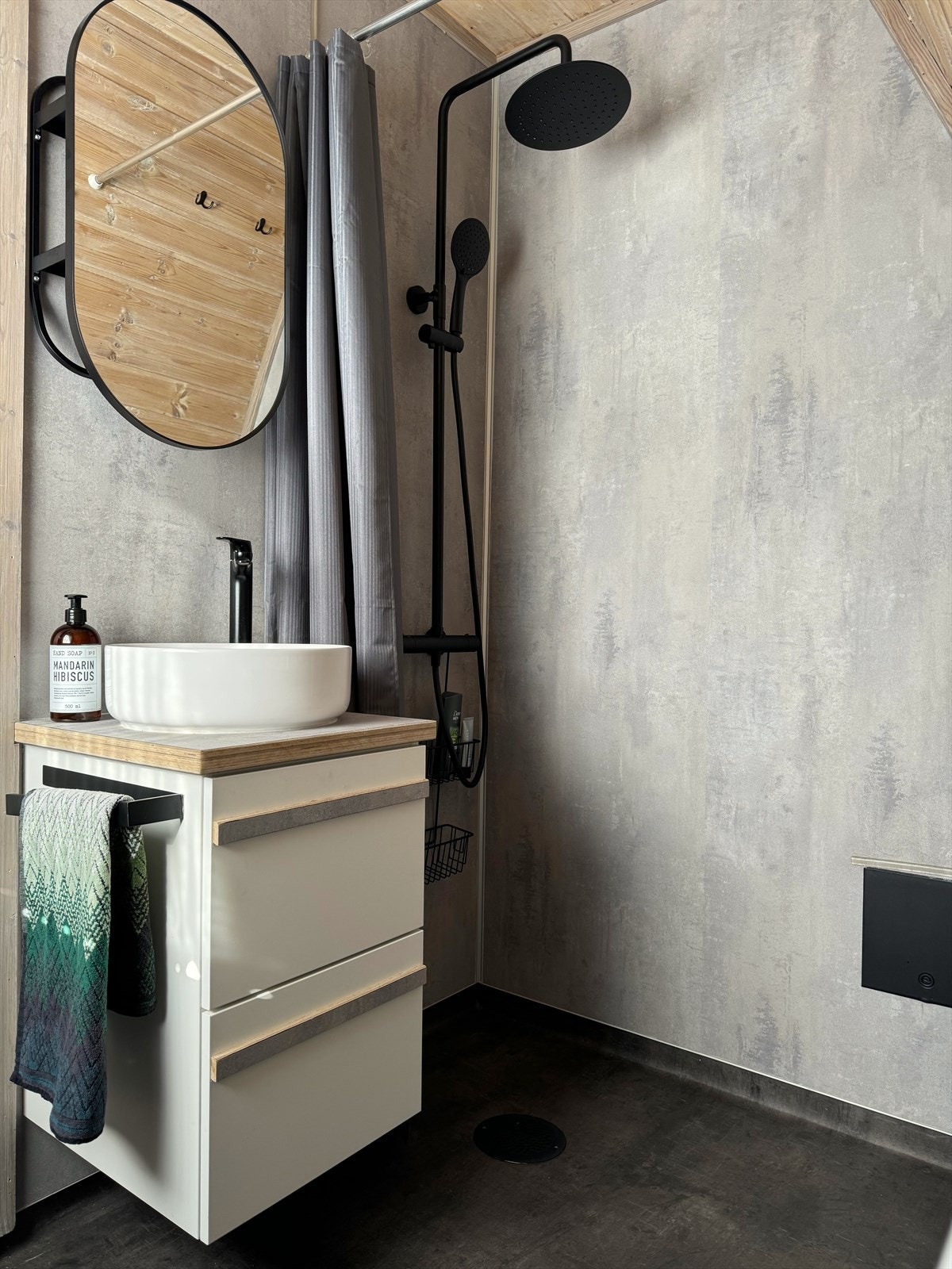 Nytt klosett, baderomsinnredning og dusjhjørne med dusjforheng. Plass til vaskemaskin. Galleribilde