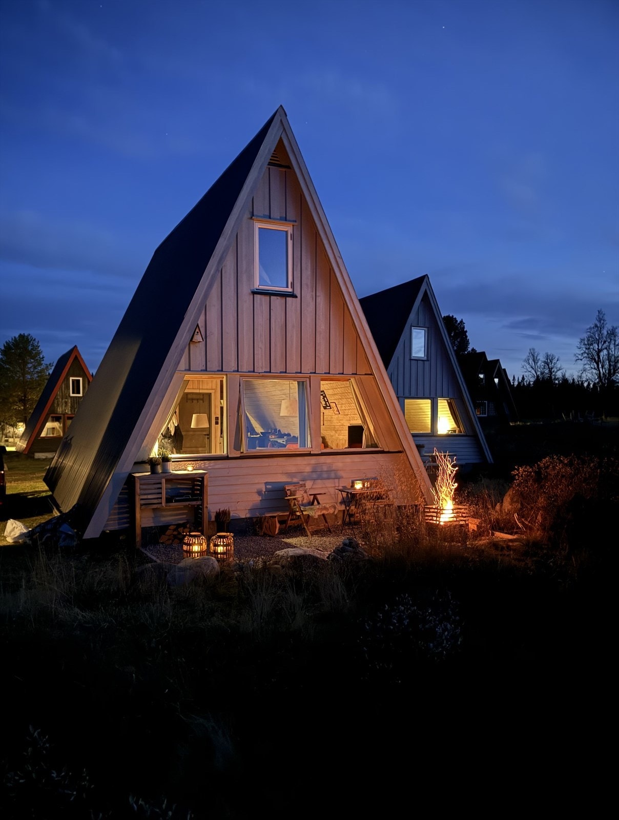 Eiendommen ligger på Yddin, ikke langt fra Langsua nasjonalpark. Her ligger du høyt og fritt på ca 890 m.o.h., åpent, solvent og fint til med flott utsikt utover området og fjellene rundt. Galleribilde