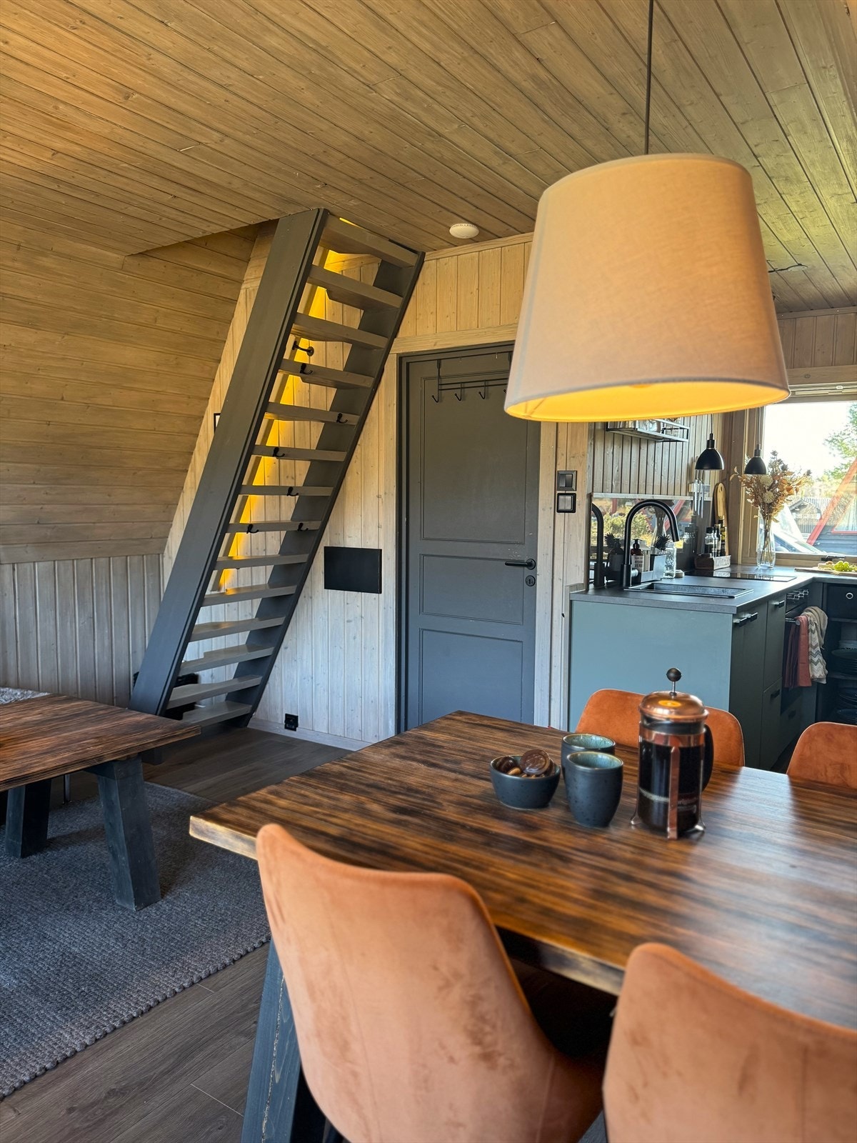 Hytta har vært gjennom store oppgraderinger de siste årene. Stuen og kjøkkenet ligger i åpen løsning. Galleribilde