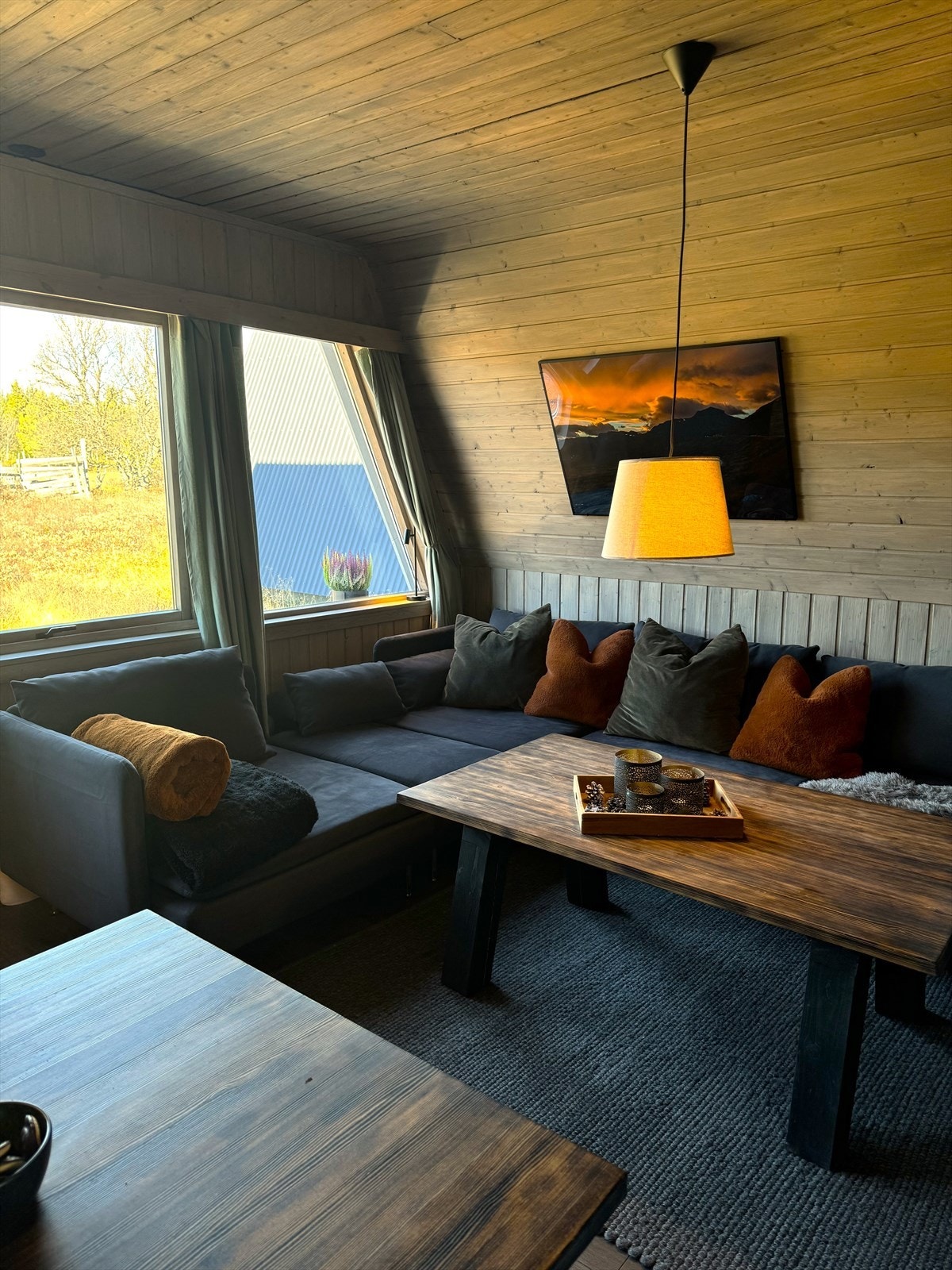 Her er det stor vindusflater som slipper inn godt med naturlig lys. Galleribilde