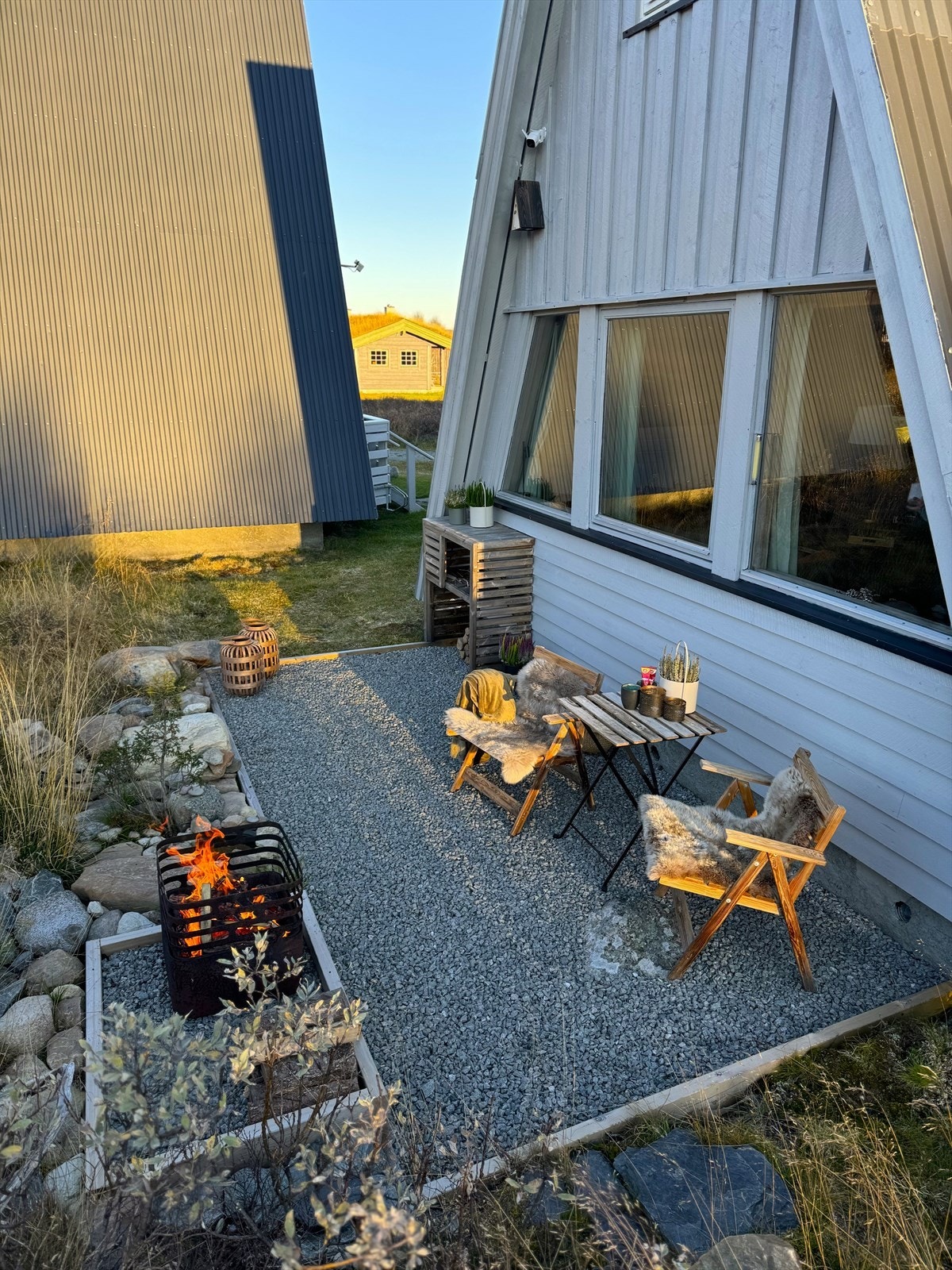 På baksiden av hytta er det laget til en flott uteplass. Galleribilde