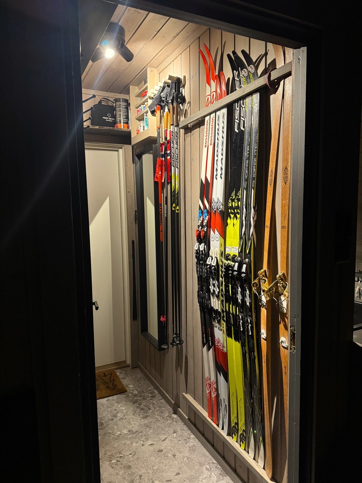 I entréen er det laget et praktisk oppheng for ski. Galleribilde