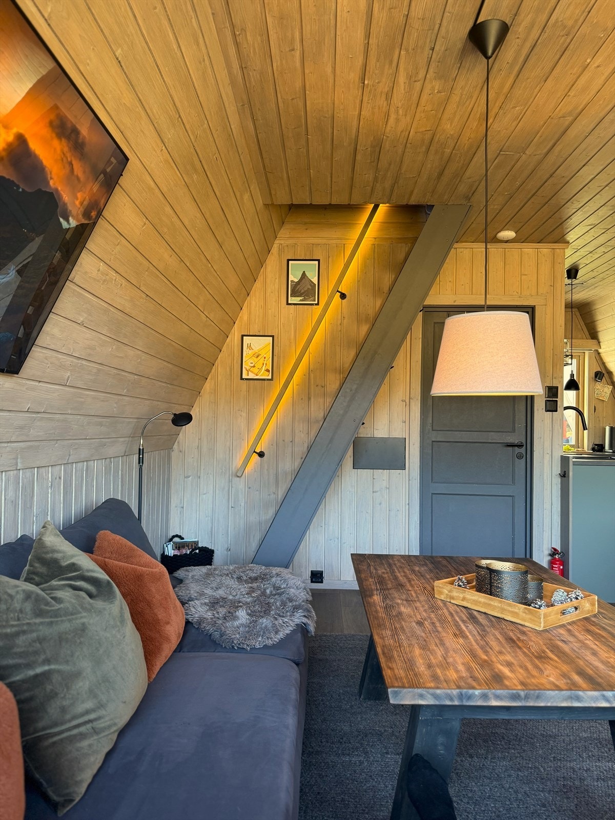 I begge etasjer er det lagt nytt laminatgulv, mens vegger og himling er beiset, noe som gir hytta et godt helhetlig inntrykk. Galleribilde