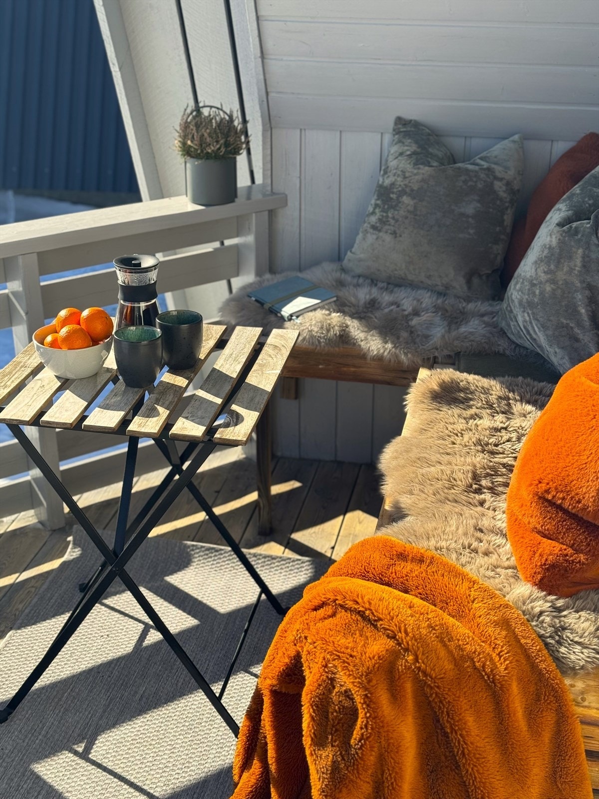 Plassbygd sittebenk på terrassen hvor man kan nyte solen. Galleribilde