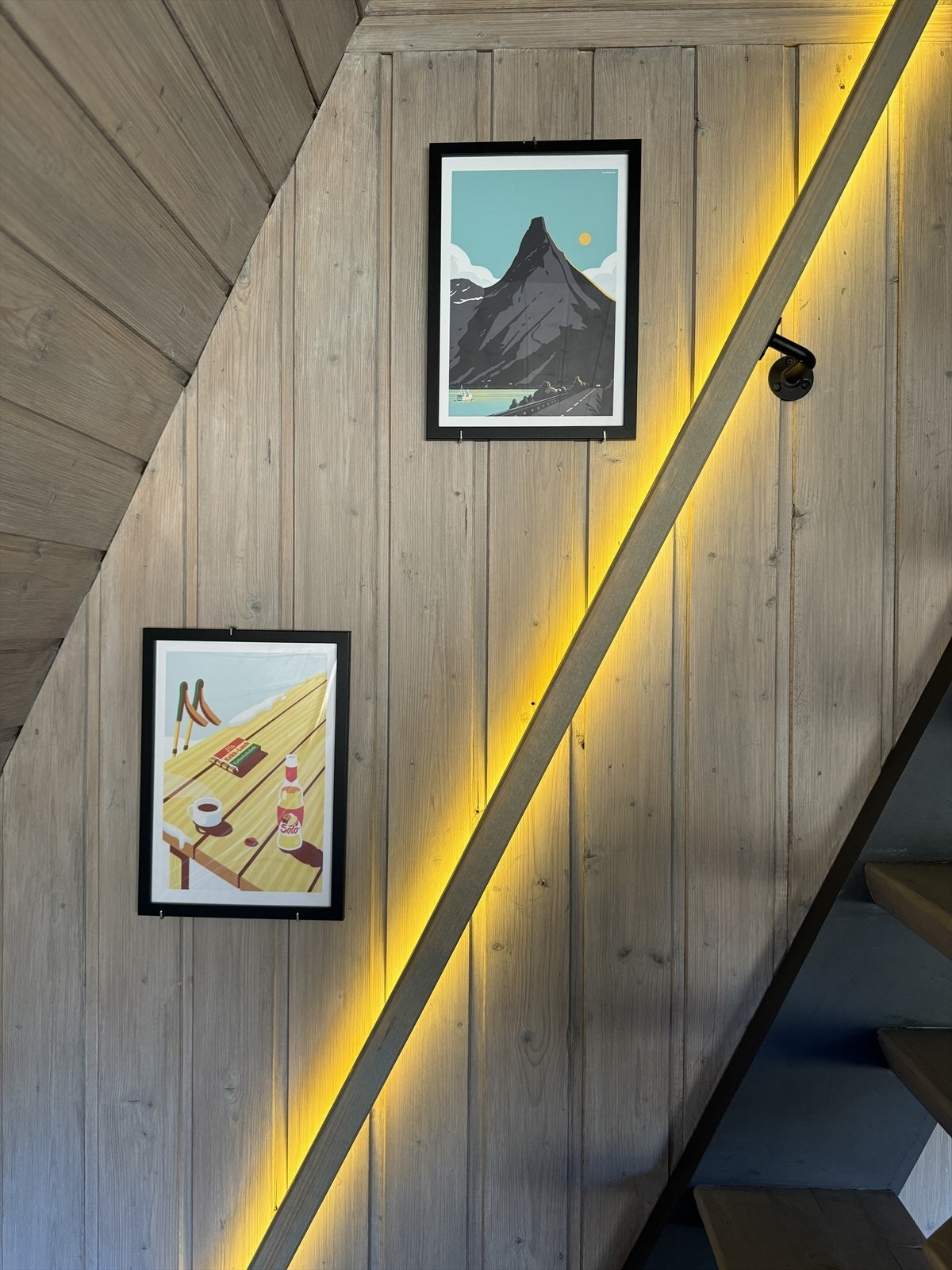 Håndløper til 2. etasje montert med led-lys. Galleribilde