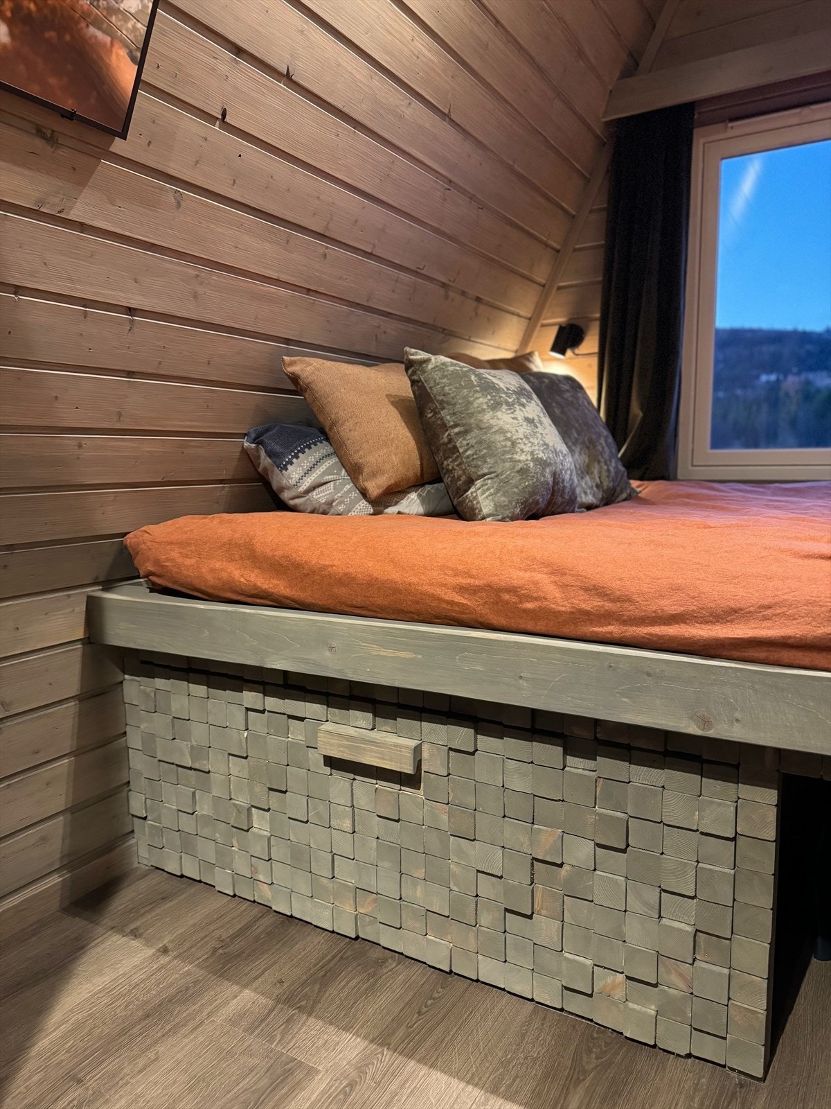 Praktisk oppbevaringsløsning under sengen. Galleribilde