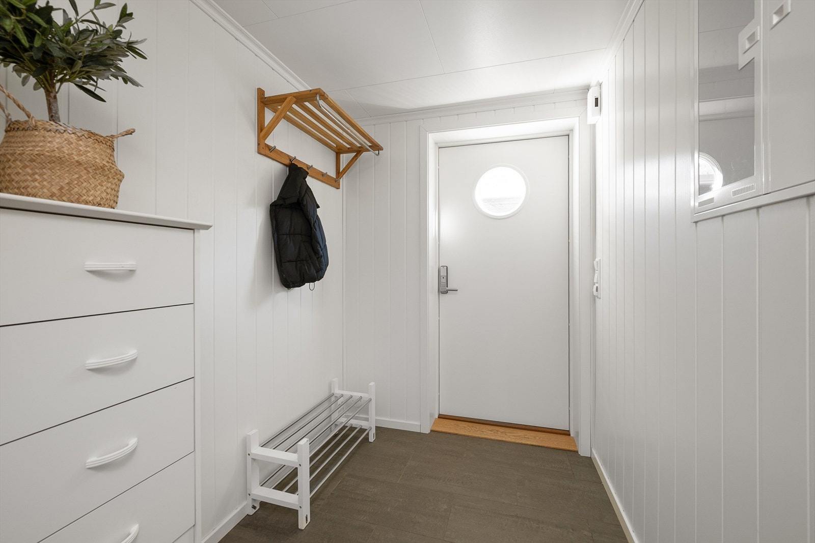 Romslig og innbydende entré, med god plass til oppbevaring av sko og yttertøy. Galleribilde