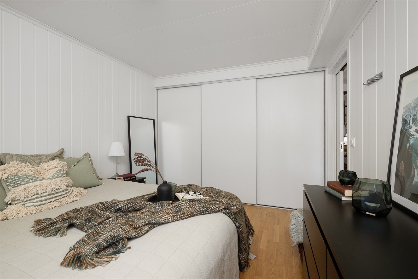 Stor og praktisk garderobe bak skyvedører. Galleribilde