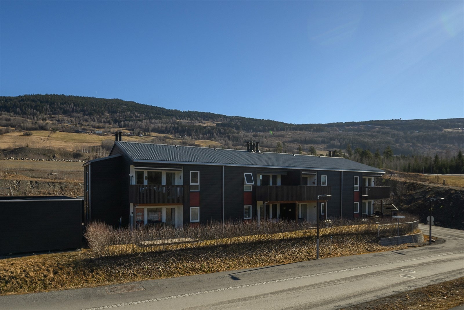 Leiligheten ligger i stille og rolige omgivelser, litt nord for sentrum av Øyer. Galleribilde