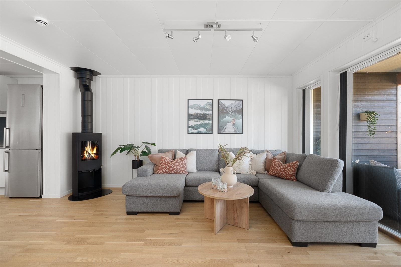 Stue/kjøkken varmes opp av en effektiv og god vedovn. I tillegg er det gulvvarme i entré, bad, kjøkken og stue. Galleribilde