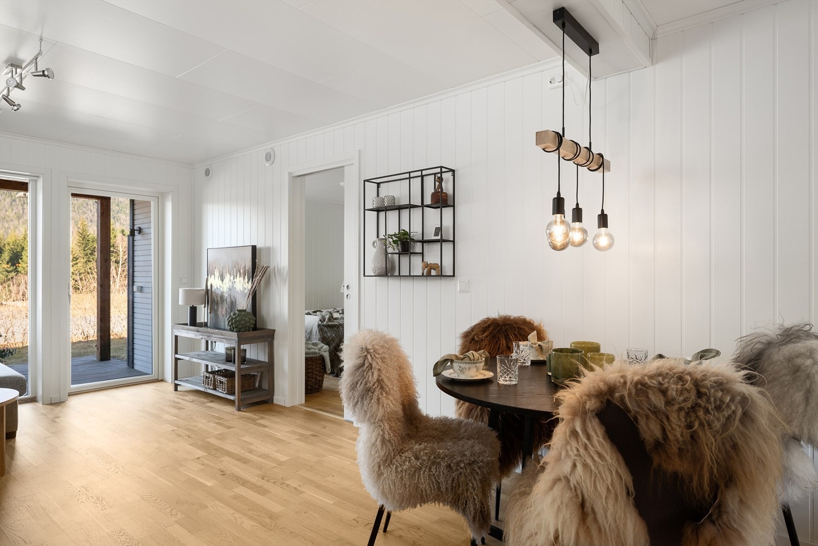 Plass til en koselig spiseplass mellom stue og kjøkken. Galleribilde