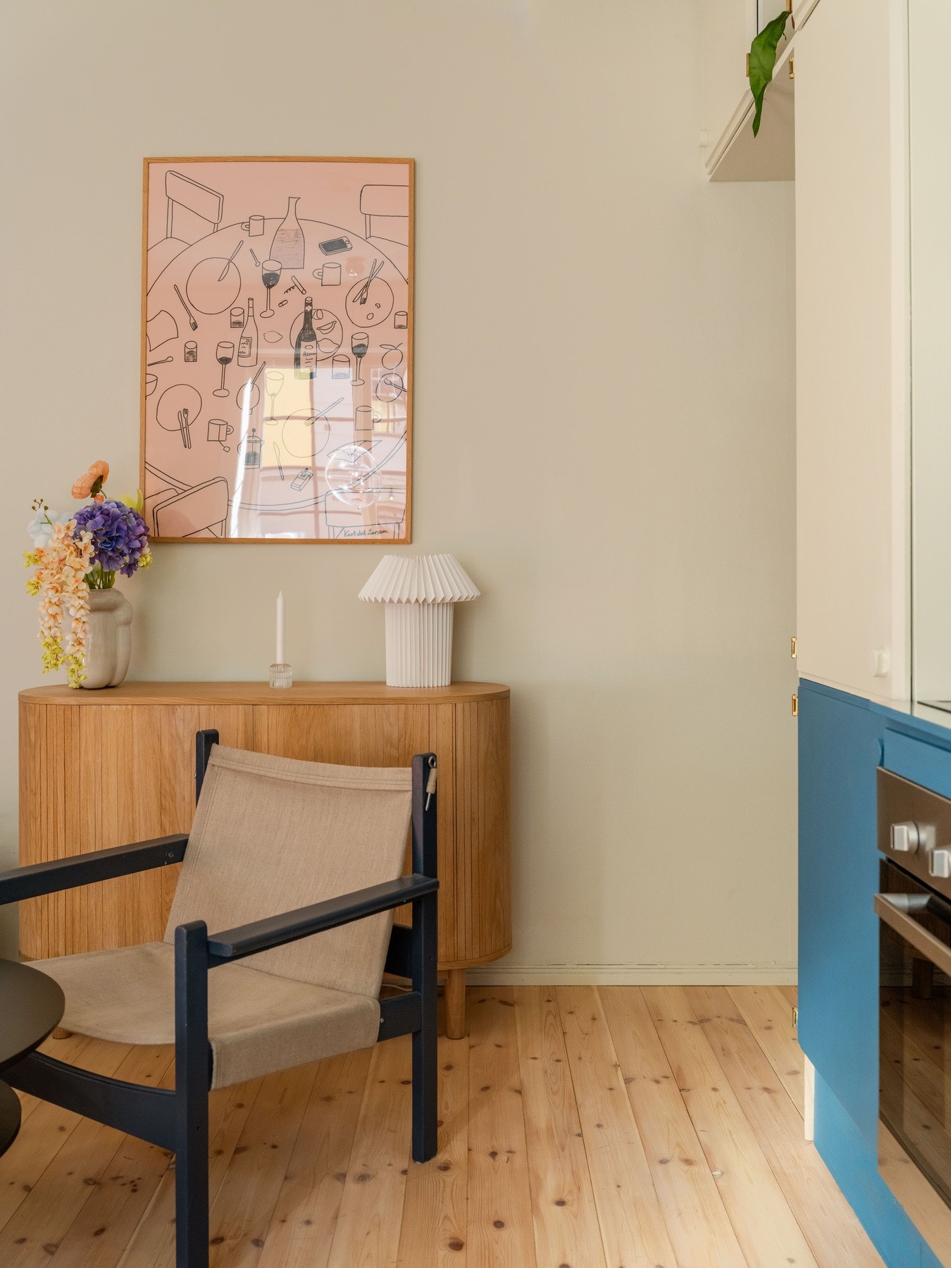 Det er også bra med plass til godstol og skjenk. Sistnevnte har selger laget selv. Hun er nemlig møbelsnekker, og skjenken var hennes svenneprøve i 2022. Galleribilde