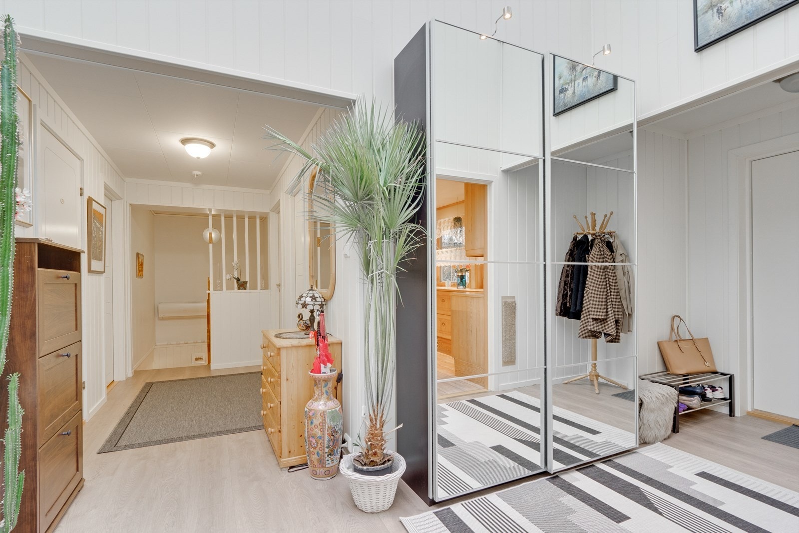 Skyvedørsgarderobe med plass til sko og yttertøy. Galleribilde