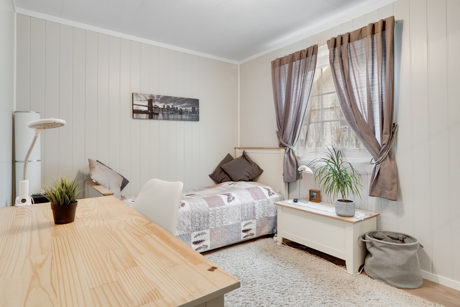 Lyst soverom nummer to med plass til seng og skrivebord. Galleribilde