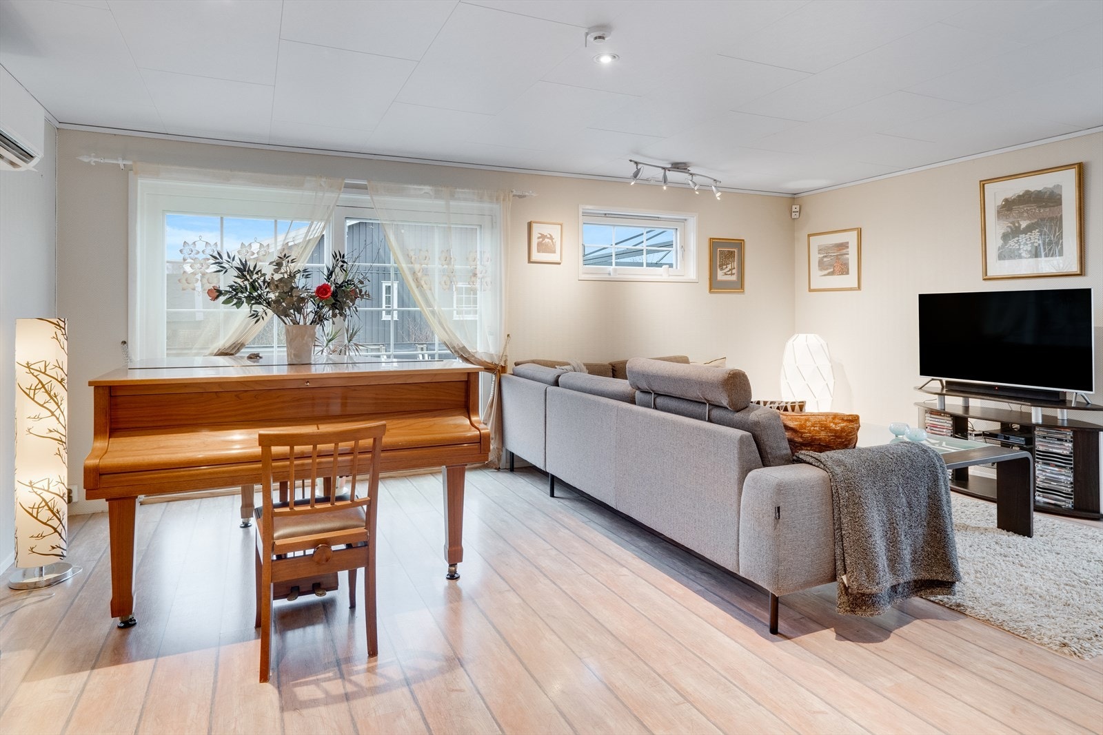 Fra stua er det utgang via skyvedør til terrassen. Galleribilde