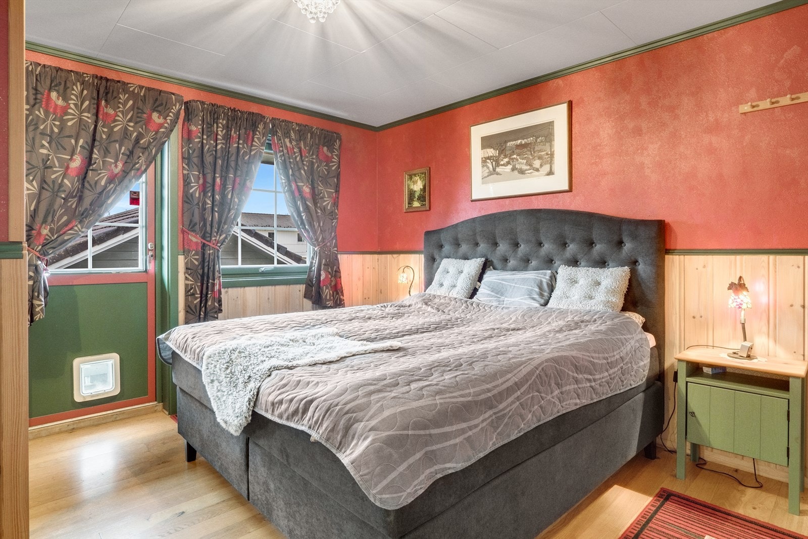 Hovedsoverom med god plass til dobbeltseng og nattbord. Det er montert skyvedørsgarderobe i rommet. Galleribilde