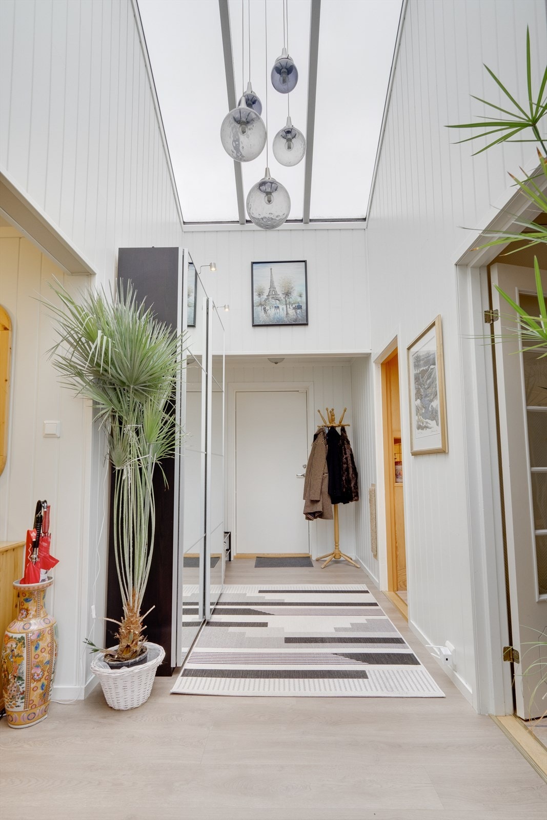 Inn i boligen kommer du til en stor og romslig entré. Takvinduer gir godt med naturlig lys. Galleribilde