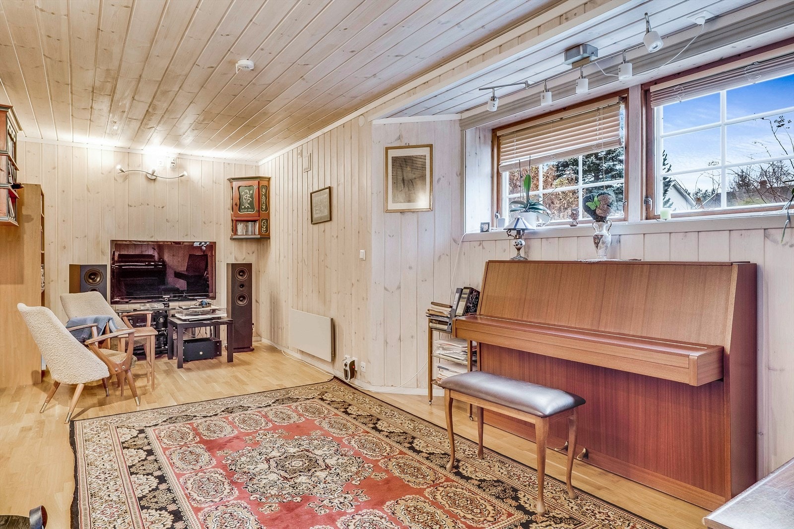 Hybel i underetasjen med egen inngang. Romslig stue med god plass til både sofagruppe og andre ønskelige møbler. Galleribilde