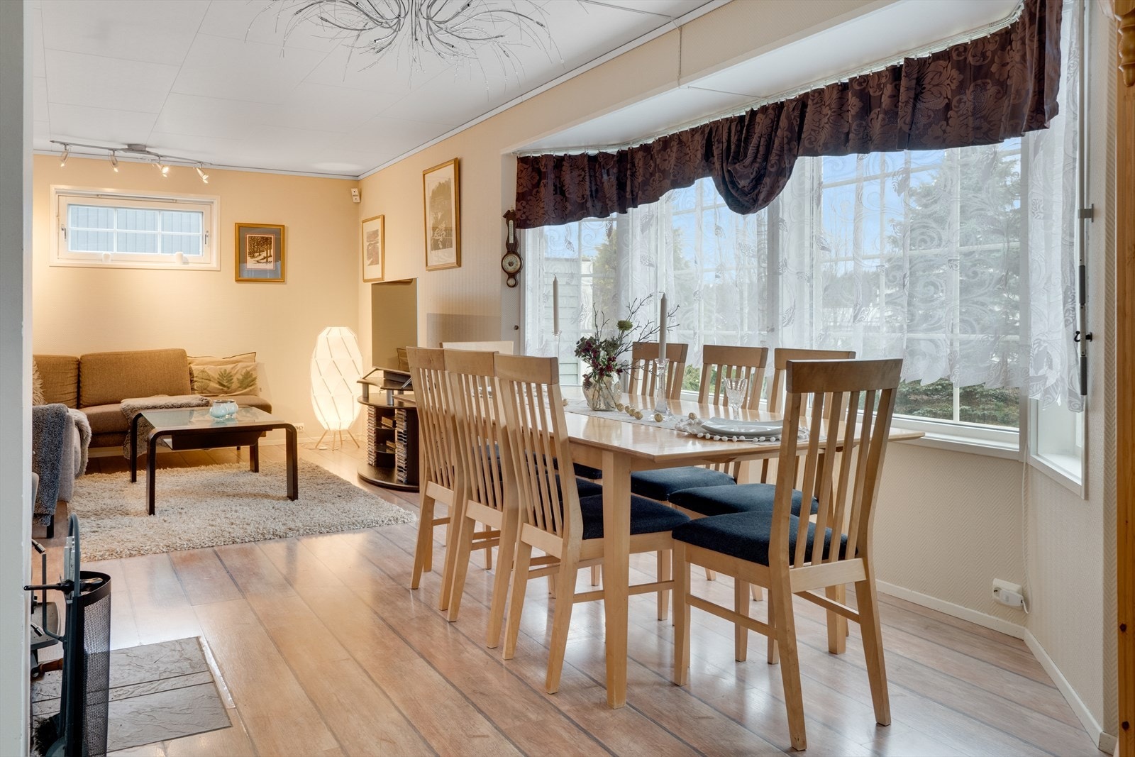 En stor og luftig stue med god plass og flere møbleringsmuligheter. Galleribilde