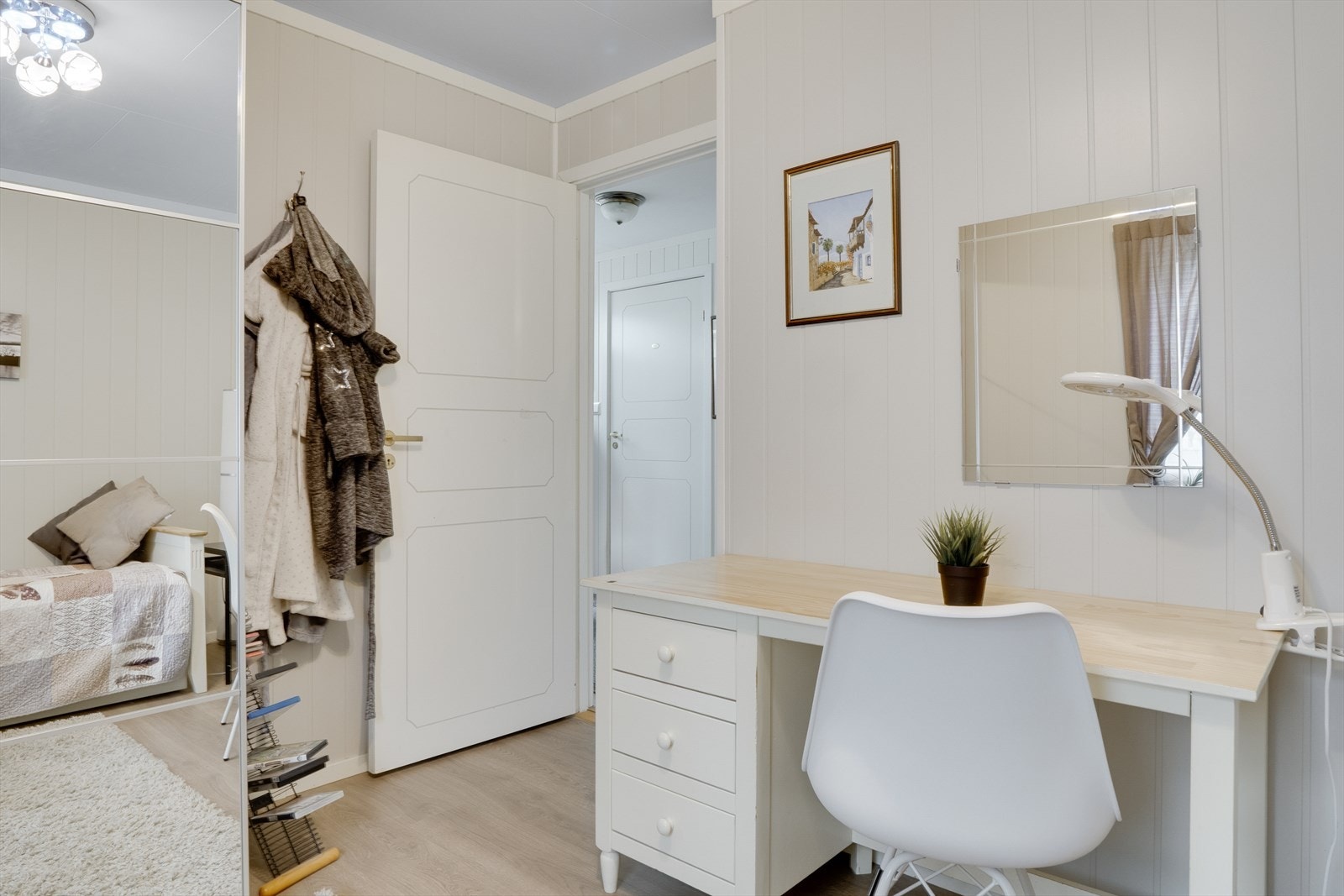 Også her er det montert en skyvedørsgarderobe. Galleribilde
