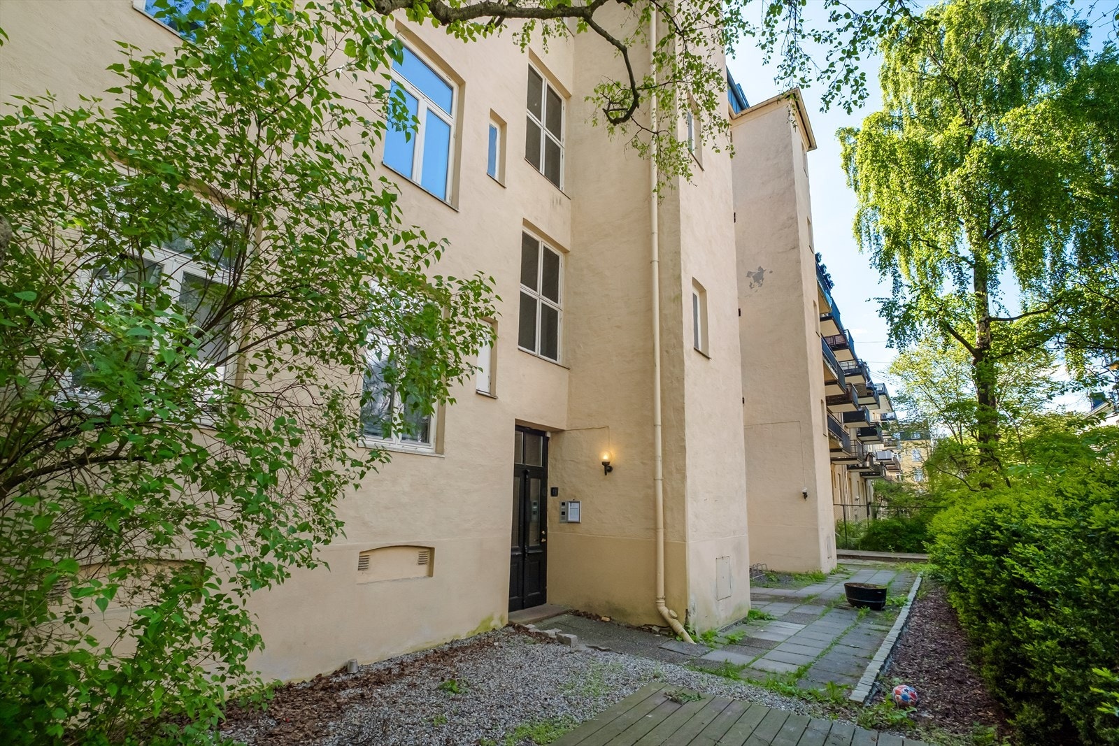 Leiligheten disponerer i tillegg to boder. En i kjeller på ca. 5 kvm, og en i oppgangen på ca. 1 kvm Galleribilde