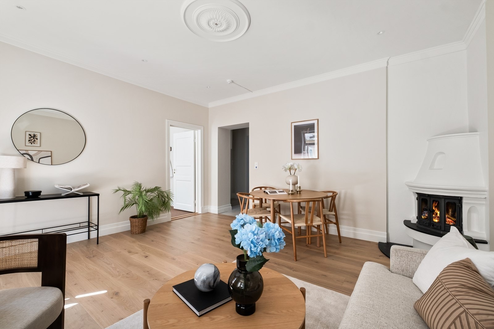 Det elektriske anlegget er skjult og oppgradert i stue, gang, kjøkken og på begge soverommene. Det har blitt montert downlights i stuen, gangen og på kjøkkenet som skaper en god atmosfære Galleribilde