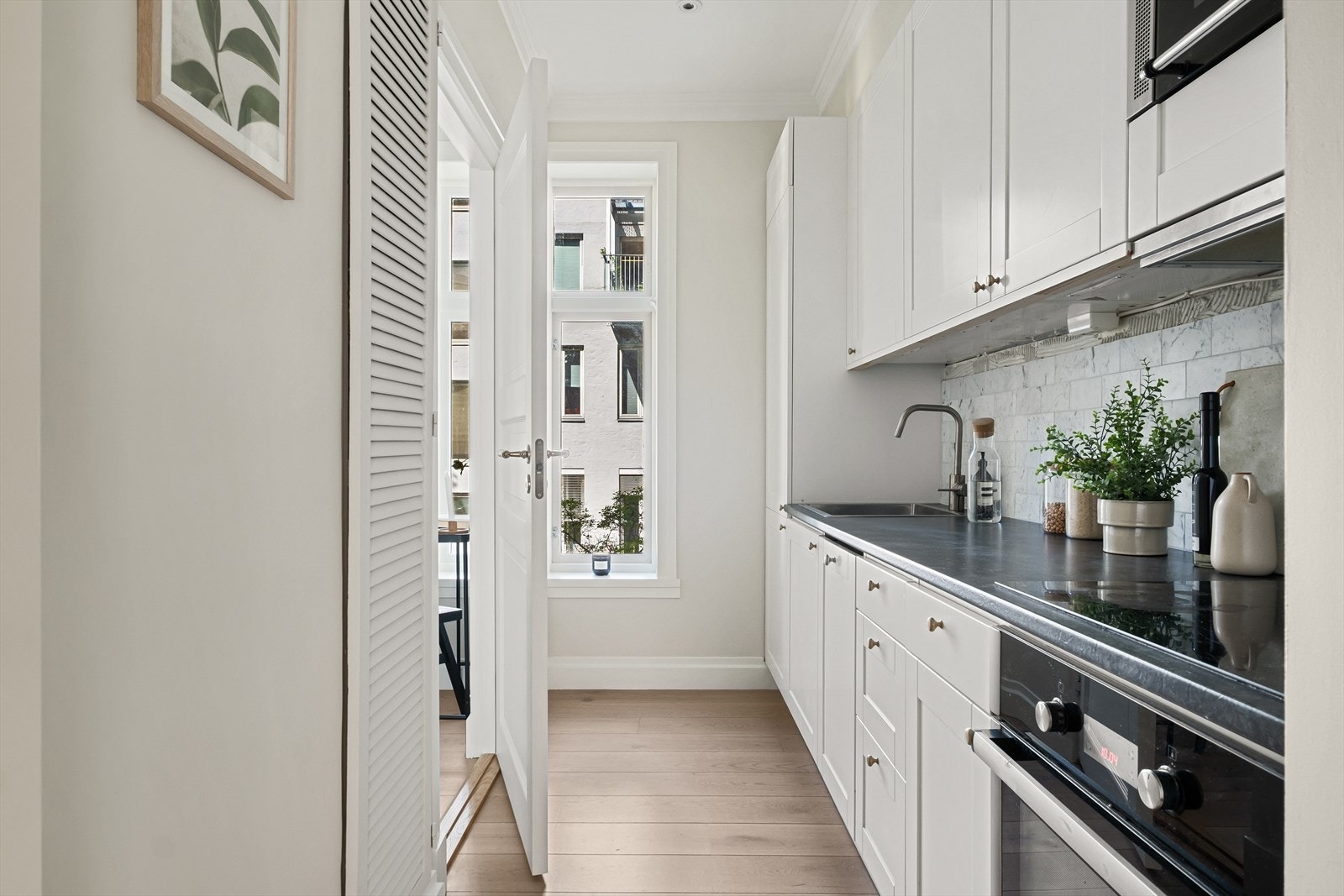 Kjøkken fra 2012. Nye fronter 2019. Oppgraderte overflater og downlights i himlingen 2025 Galleribilde
