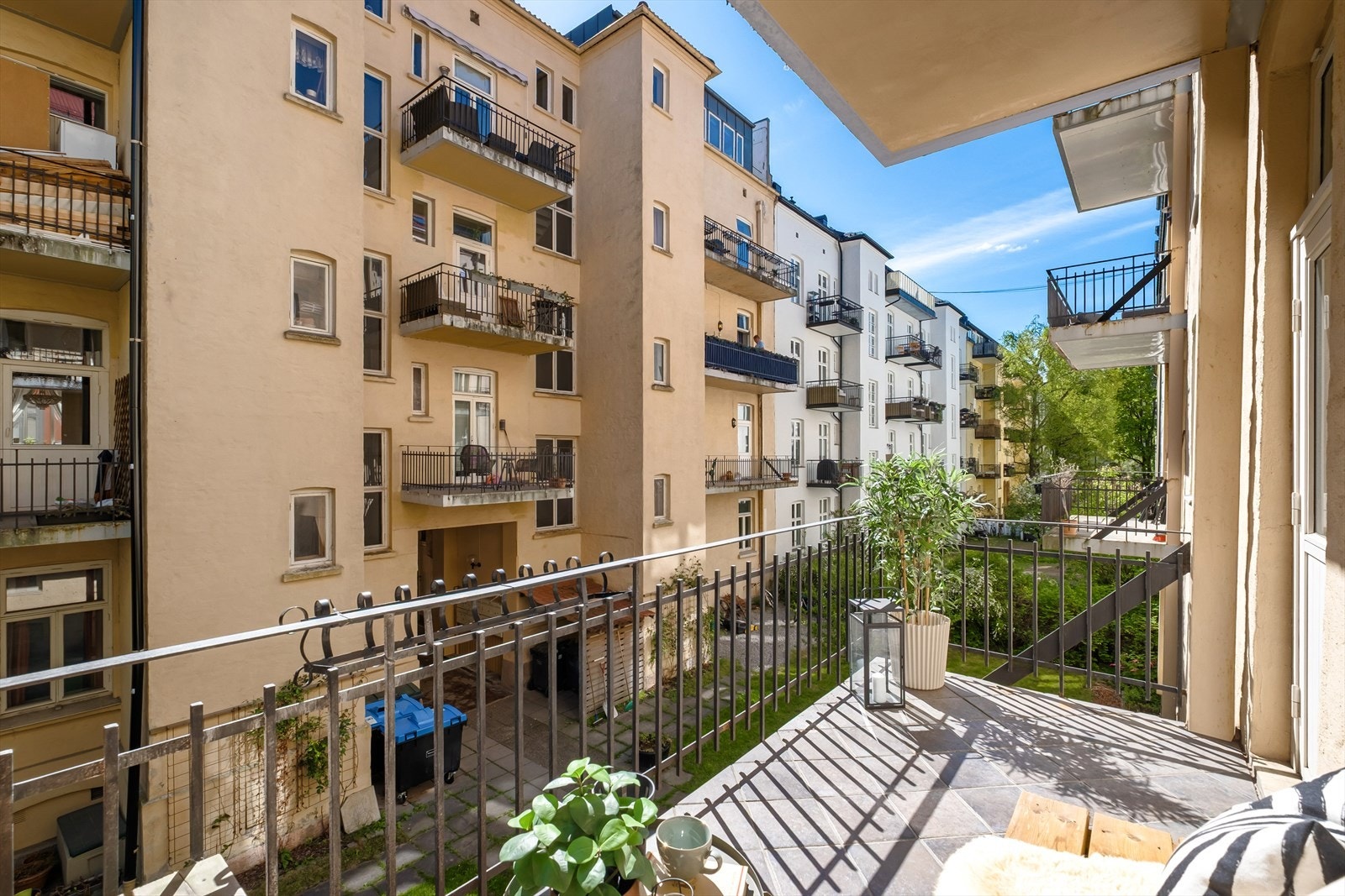 Bakgården er pent opparbeidet og tilbaketrukket Galleribilde
