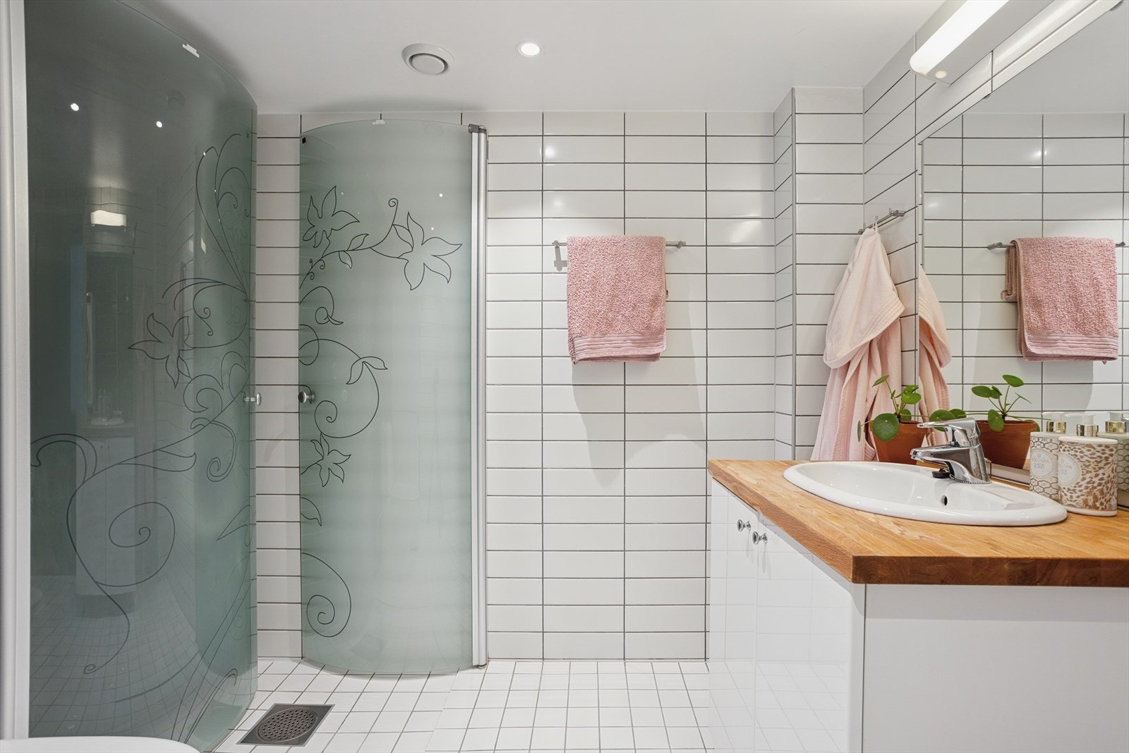 Badet er bestående av frittstående WC, servant med underskap, speil med overlys og inn-/utadslående dusjdører. Galleribilde