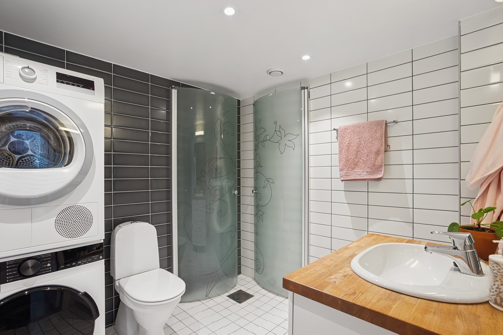 Flislagt bad fra 2006 med downlights i himlingen og varmekabler i gulvet. Galleribilde