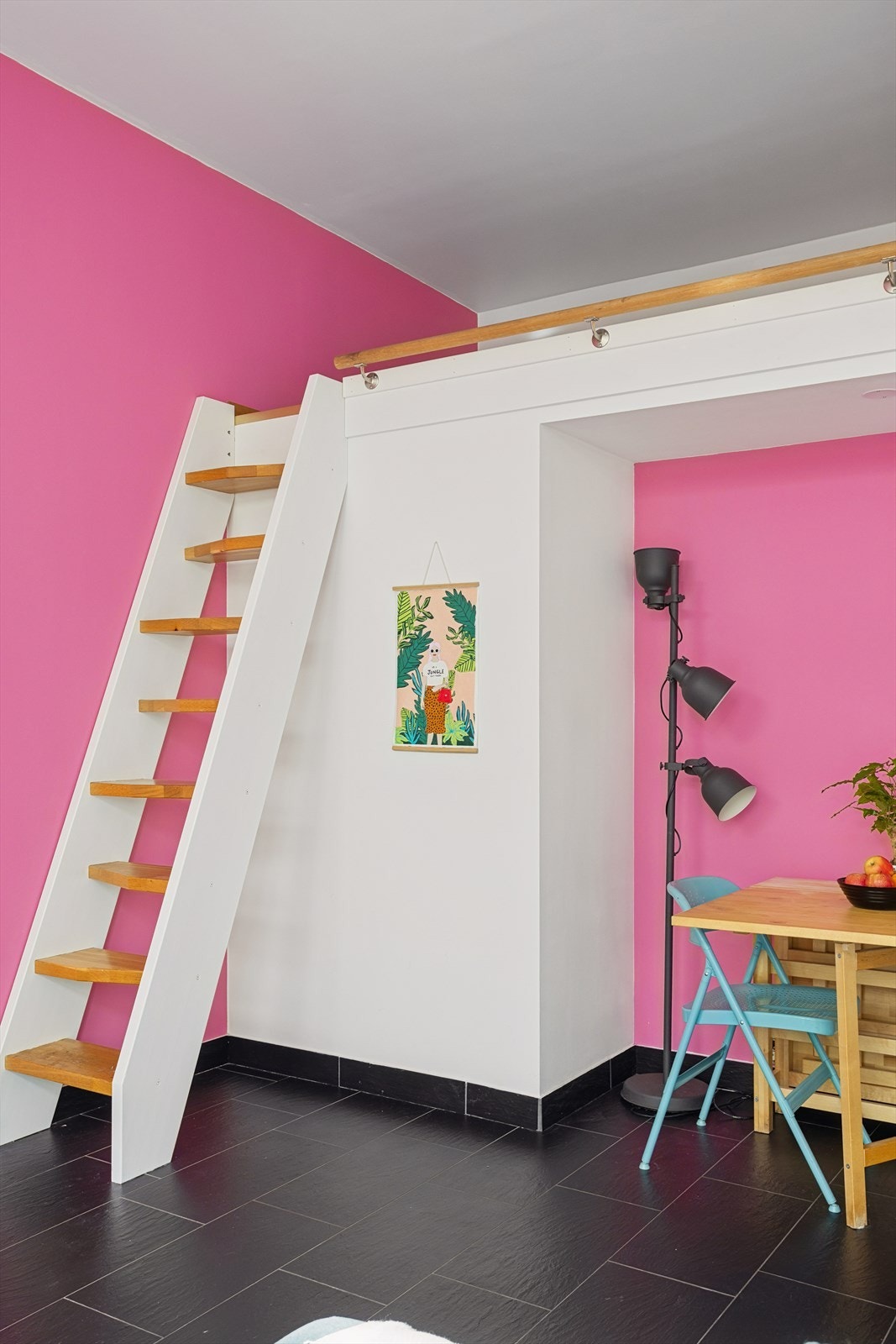 Fra stuen går det trapp opp til en praktisk hems på ca. 8 m² gulvareal. Galleribilde