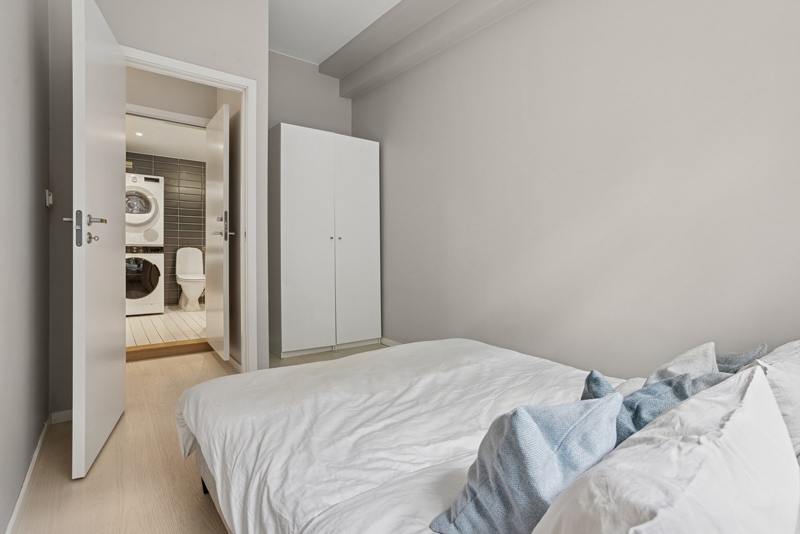 Ellers har leiligheten to gode soverom med plass til seng og medfølgende garderobe. Hovedsoverommet har god plass til dobbeltseng, nattbord og garderobe. Galleribilde