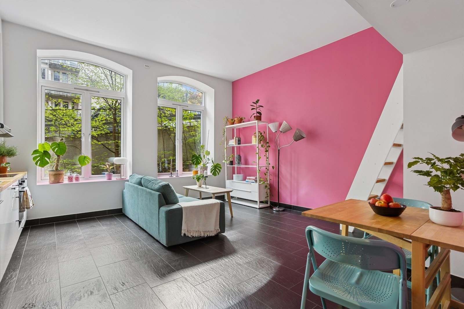 Dette er en innbydende 3-roms leilighet over to plan med hems og unik takhøyde. Galleribilde