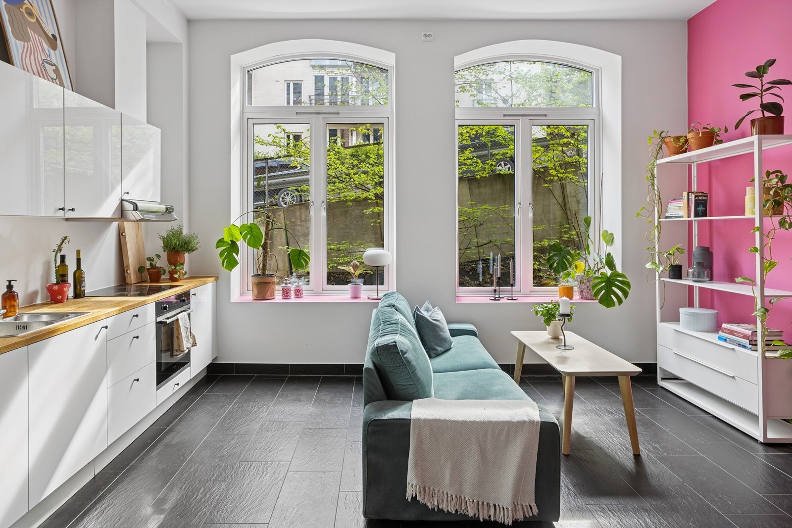 Flotte kvaliteter som hems, over tre meter takhøyde og store fabrikkvinduer. Galleribilde