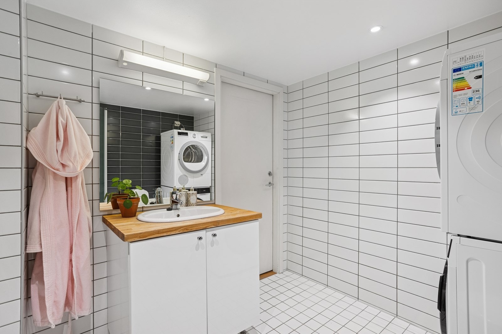 et er montert opplegg for vaskemaskin. Badet har mekanisk avtrekk/ventilasjon. Galleribilde