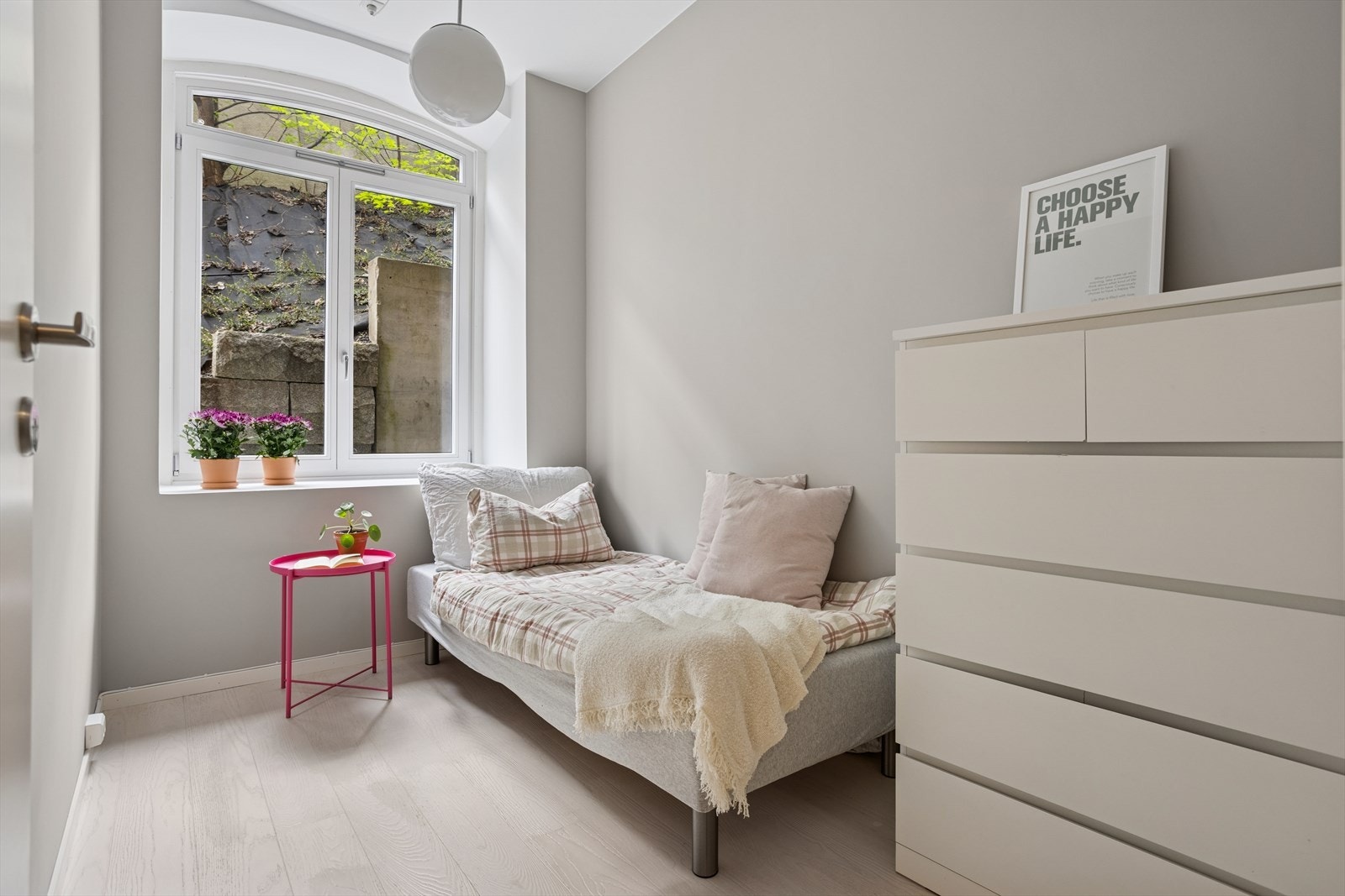 Soverom nummer to egner seg utmerket som gjesterom, barnerom eller kontor. Galleribilde