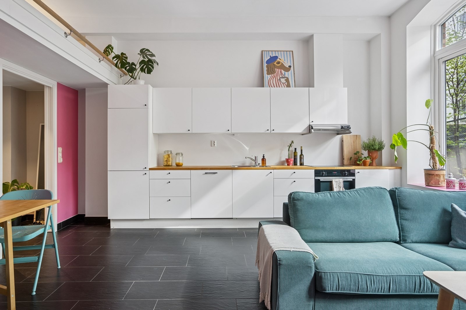 Kjøkkenet ligger i åpen løsning mot stuen, som gir et sosialt preg. Galleribilde