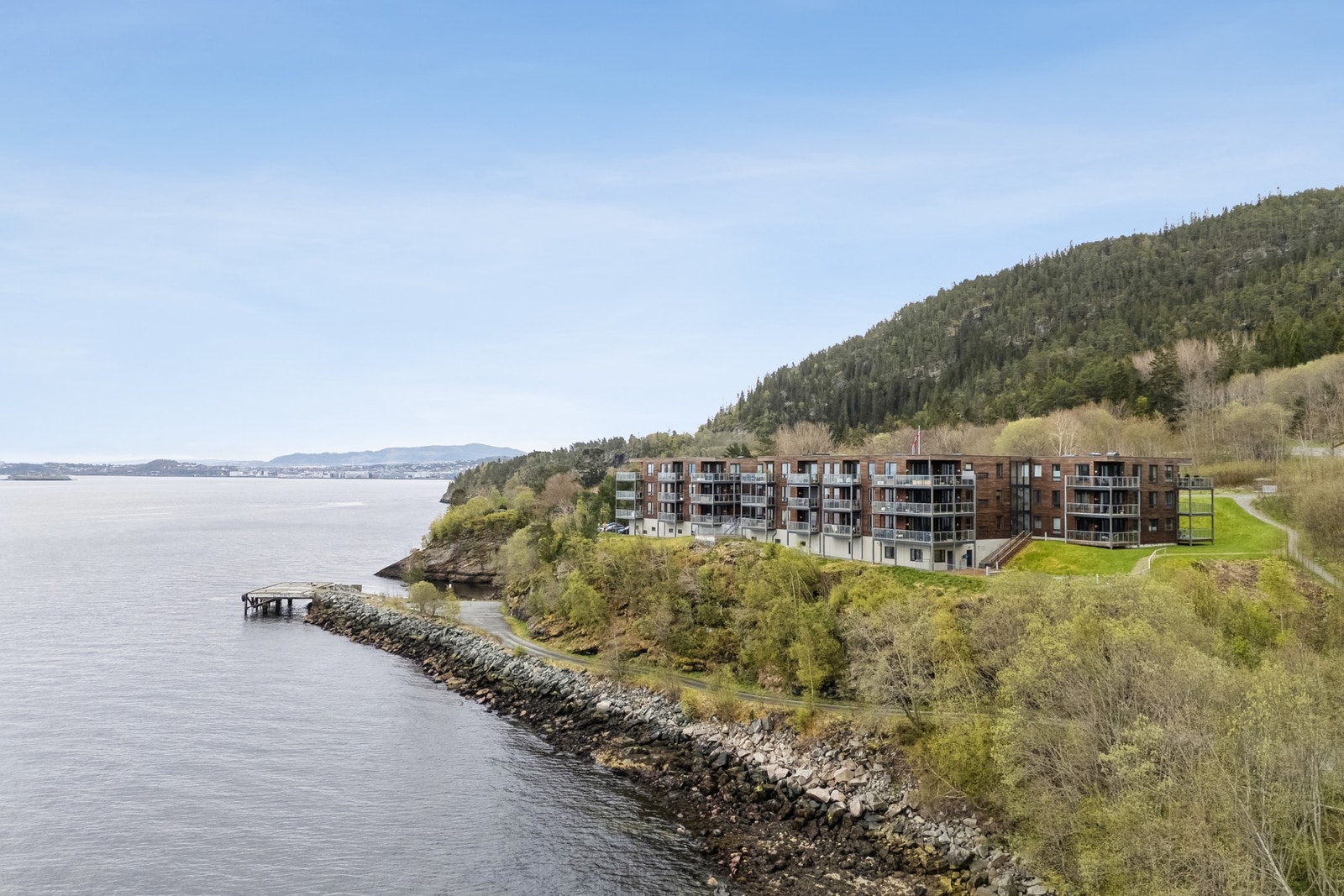 Med umiddelbar nærhet til Bymarka, har du tilgang til et omfattende nettverk av turstier, skiløyper og lysløyper - ideelt for friluftsliv året rundt. Galleribilde