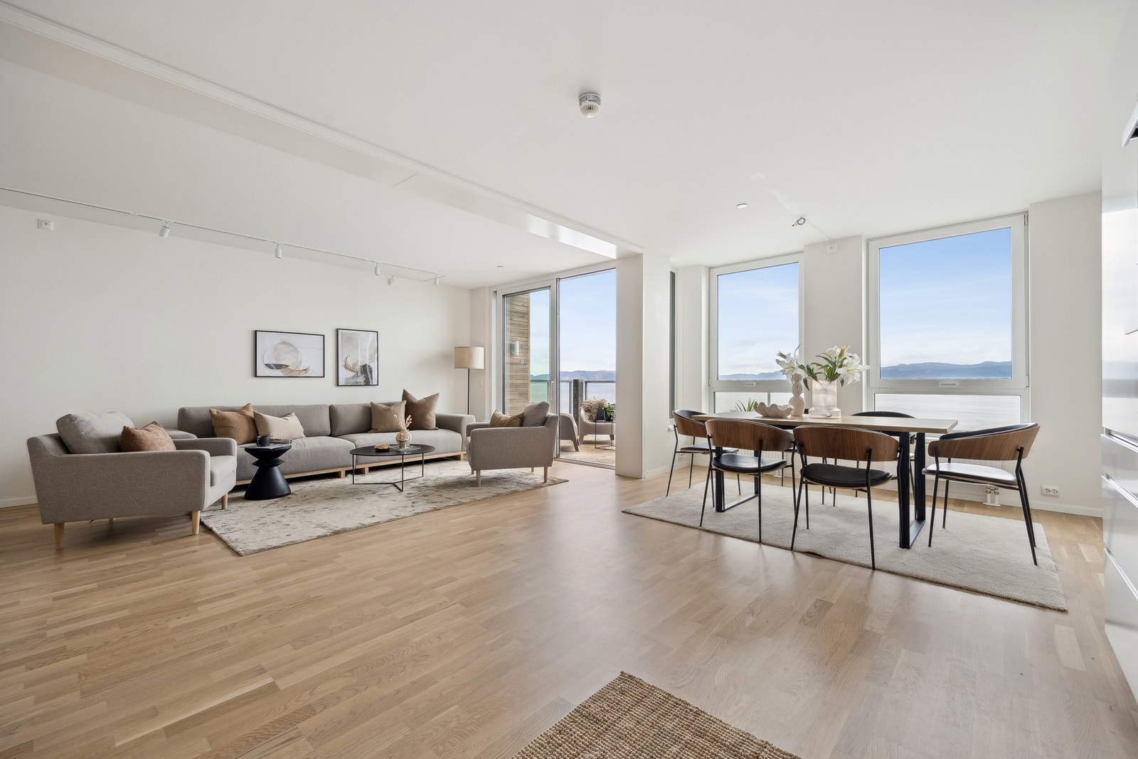 Leiligheten byr på en romslig stue, et moderne kjøkken, to soverom, et praktisk walk-in-closet, et stilfullt bad, to solrike balkonger, egen parkeringsplass i felles garasje og heis.. Galleribilde