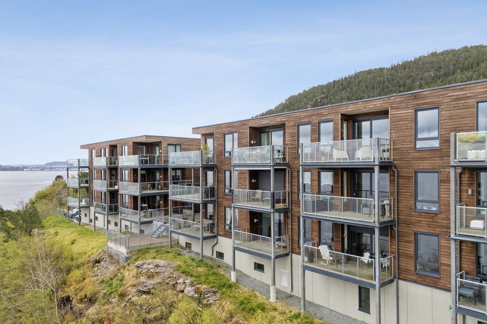 Leilgheten tilbyr en sjelden mulighet til å bo i et naturskjønt og rolig område, samtidig som du har byens fasiliteter innen rekkevidde. Galleribilde