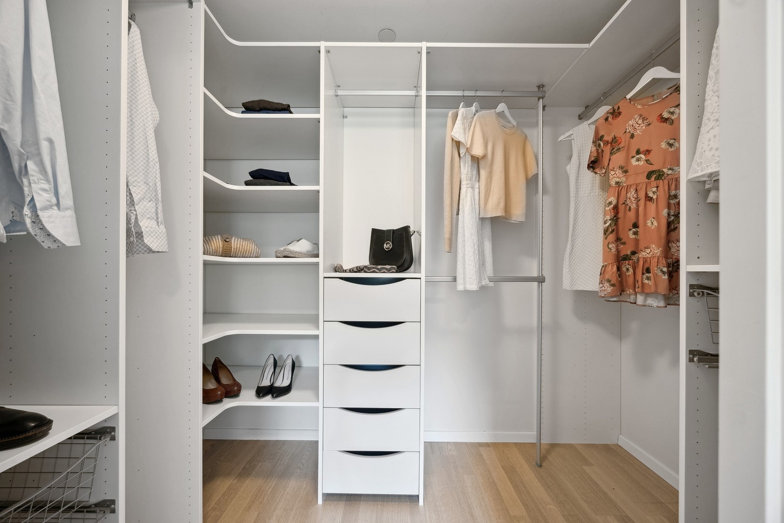 Soverommet har direkte tilgang til et praktisk walk-in-closet - en stilren og praktisk løsning for effektiv oppbevaring. Galleribilde
