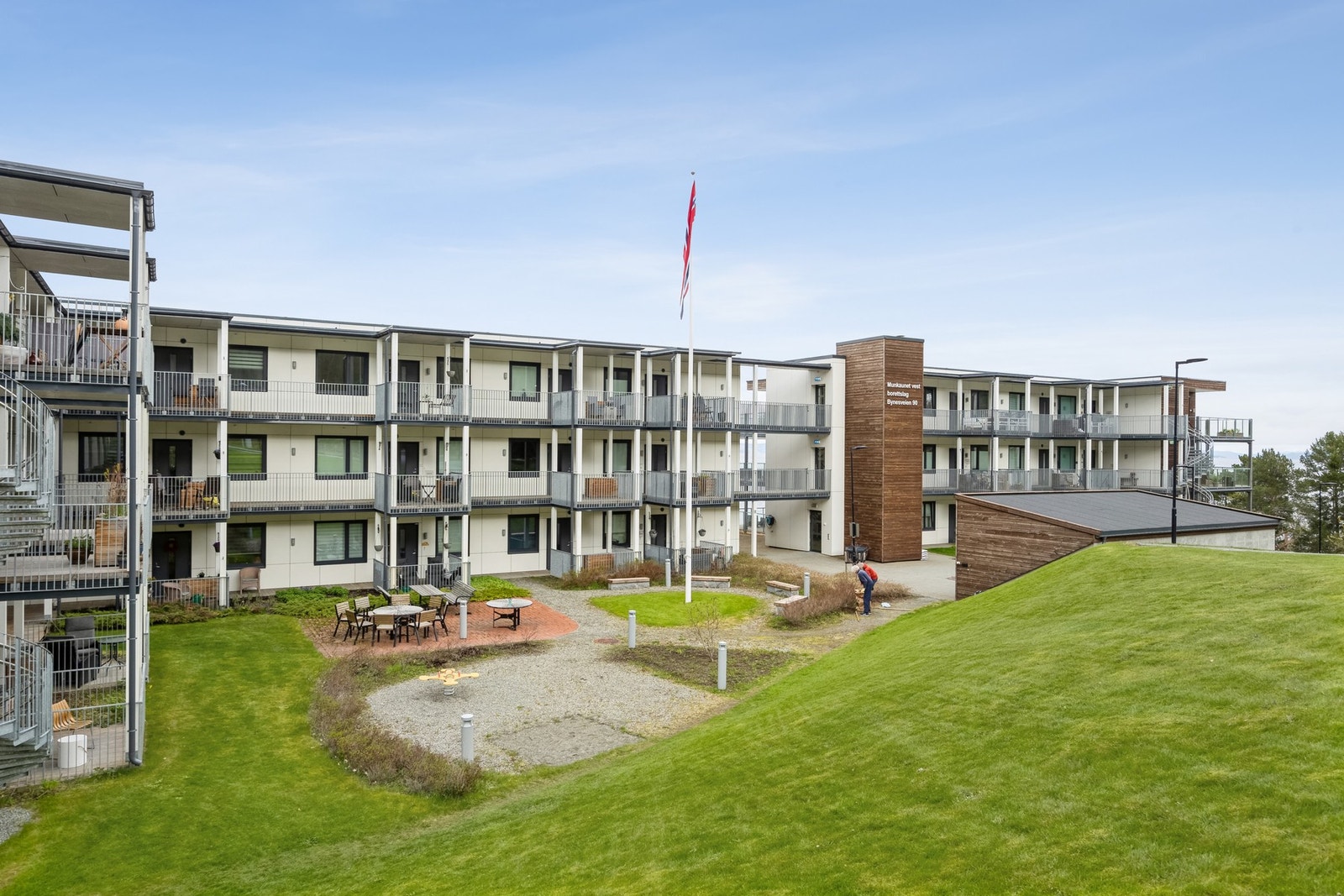 Felles tomt for Borettslaget opparbeidet med asfaltert vei, asfalt, diverse beplantninger, plenareal, biloppstillingsplass, støpte veier og trapper. Galleribilde