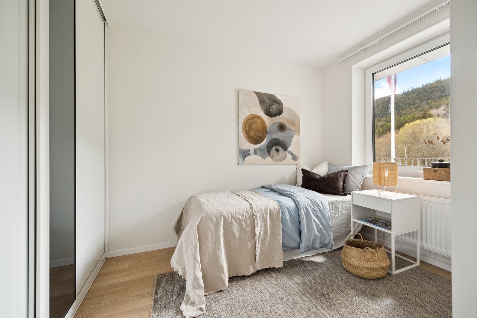 Soverom 2 på 7,5 m² har praktisk innebygd garderobeløsning som gir god oppbevaringsplass. Galleribilde