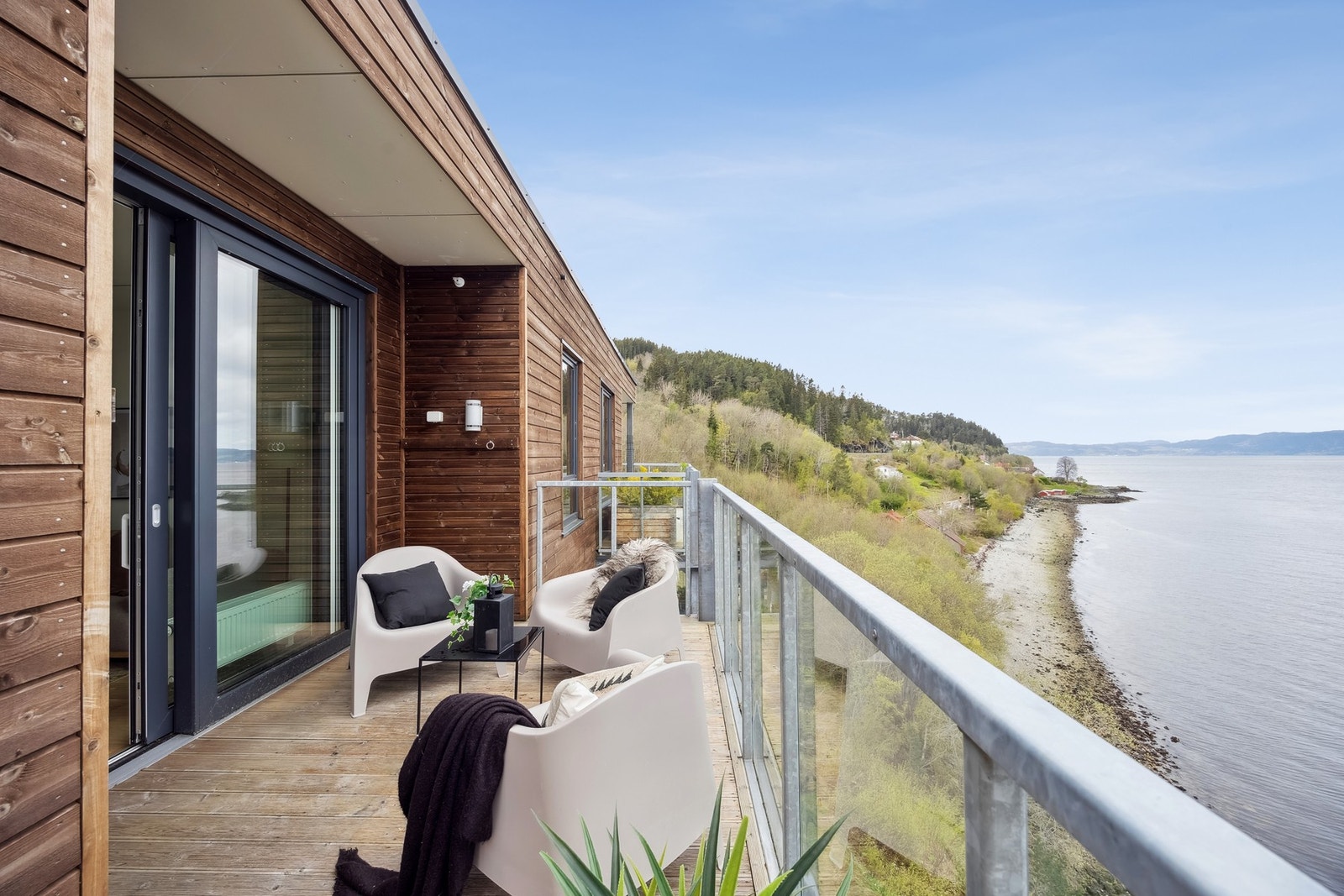 Fra leiligheten i toppetasjen har du en spektakulær utsikt over Trondheimsfjorden. Galleribilde