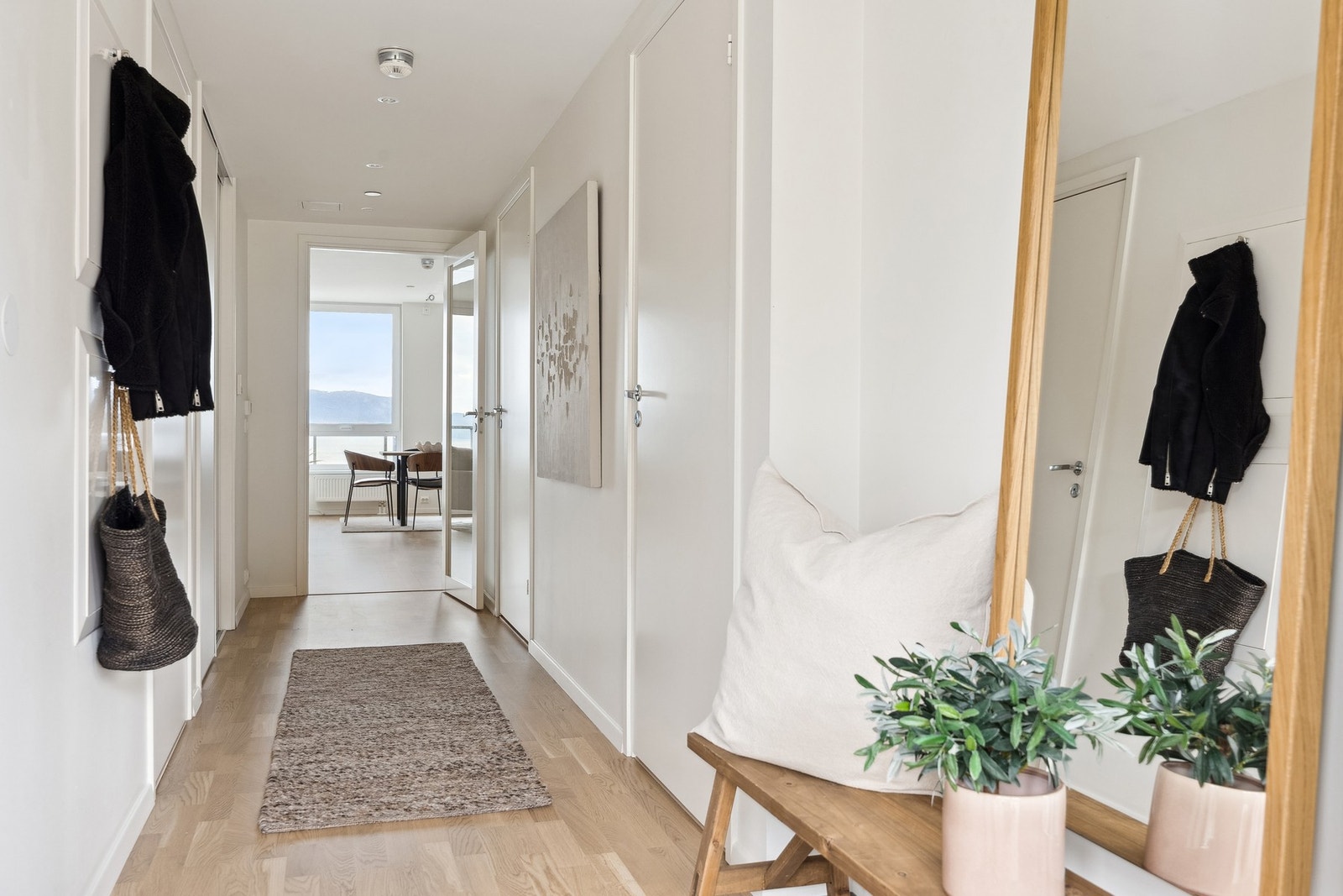 Leiligheten har en romslig og lang entré med godt med plass til oppbevaring av yttertøy og sko. Galleribilde
