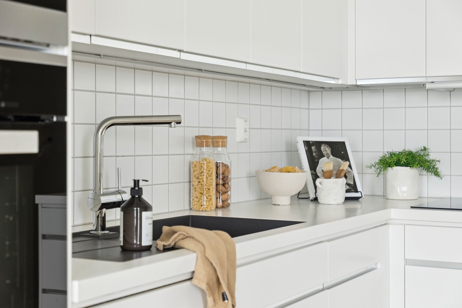 Her får du integrert stekeovn, dampovn, platetopp, oppvaskmaskin og kjøleskap med fryser fra 2017. Galleribilde