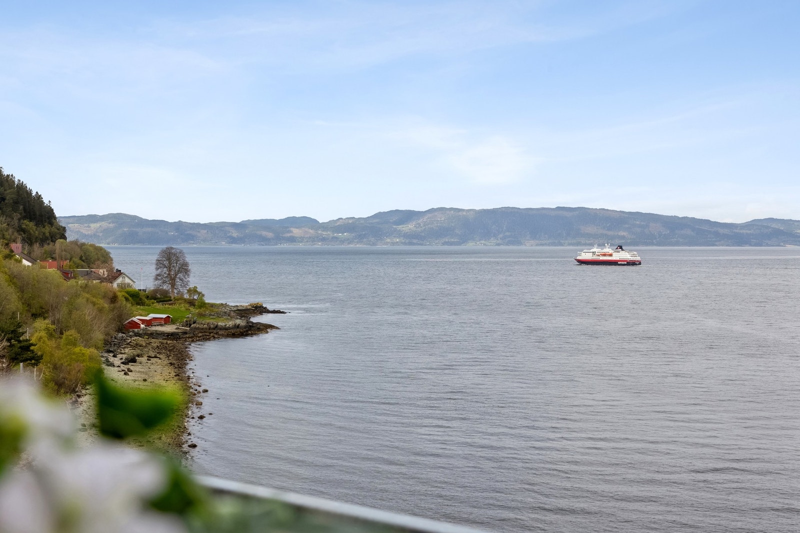 Kun en kort spasertur unna finner du Brænnebukta med rullesteinstrand og stor gresslette, samt Ilsvika med opparbeidet strandsone - perfekte steder for bading og rekreasjon. Galleribilde