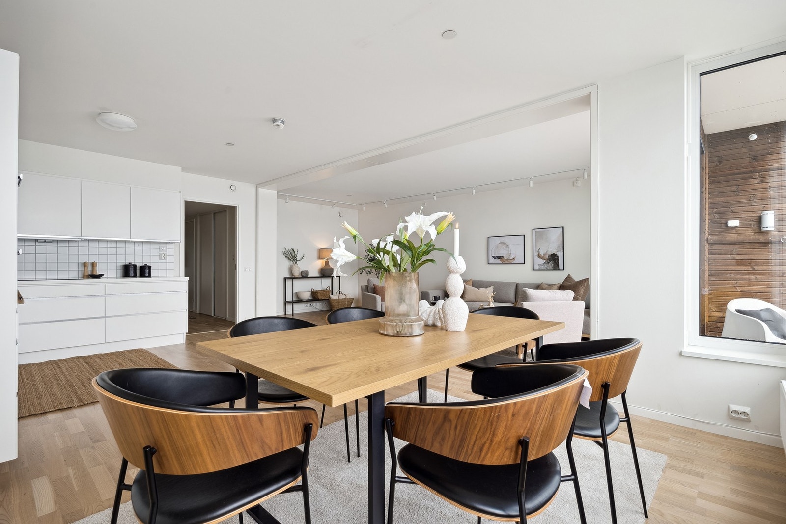 Her finner du en innbydende spiseplass med god plass til langbord, ideell for hyggelige middager med familie og venner. Galleribilde
